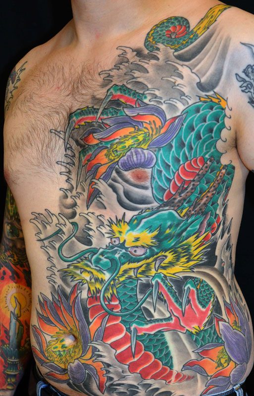 Farbiger japanischer Drache an Brust und Körperseite