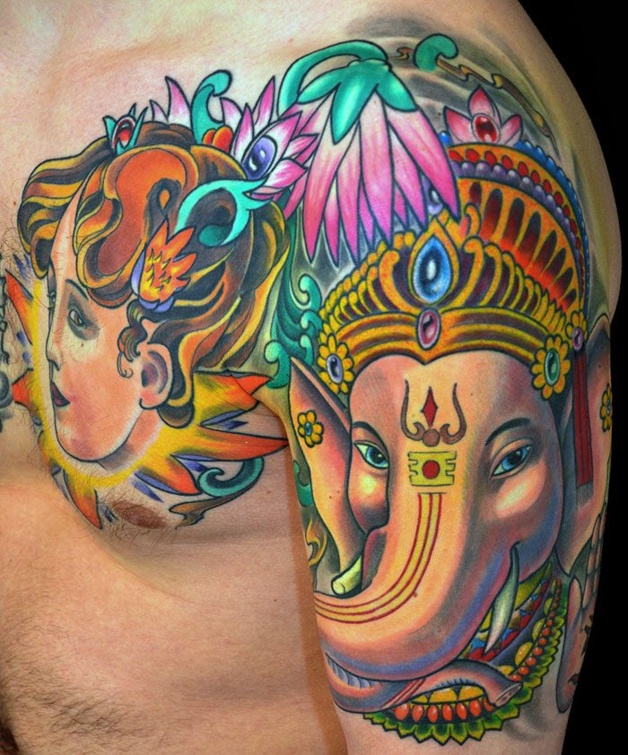 Farbtattoo an der Schulter: Ganesha mit Chrysanthemen