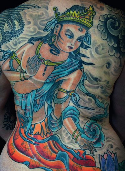 Farbiges Rückenstück im japanischen Stil: Geisha zwischen Wolken und Wellen
