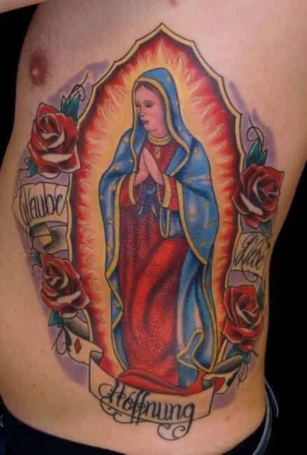 Farbtattoo an der Körperseite: Madonna von Guadalupe mit Rosen