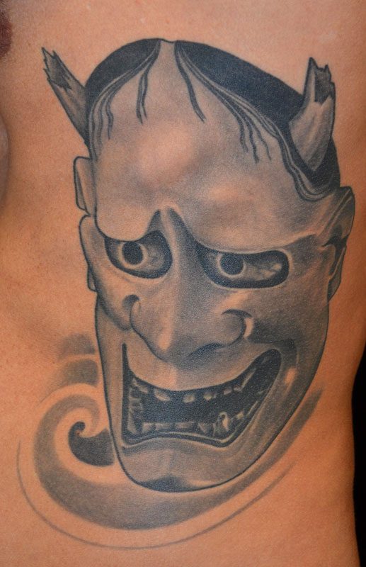Hannya-Maske am Oberarm, japanischer Stil in Black and Grey
