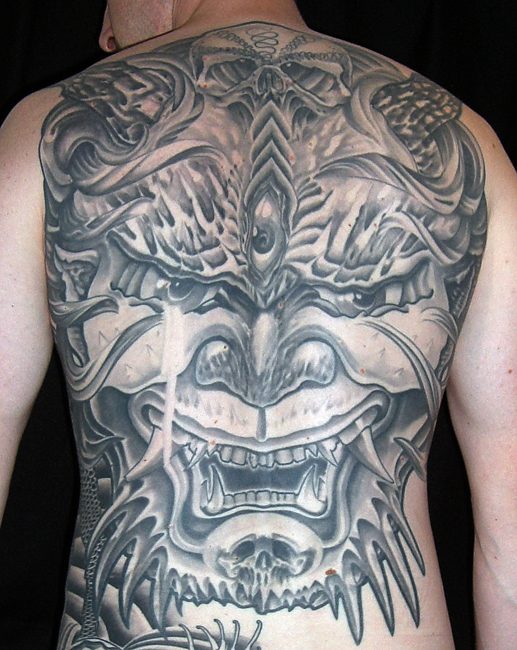 Großflächiges Rückentattoo: Hannya-Maske und Dämon in Black and Grey