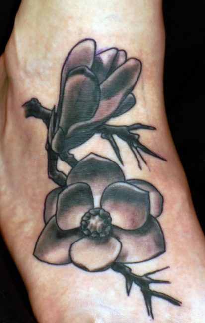 Black-and-Grey-Tattoo am Fuß: Magnolienblüte mit feiner Schattierung