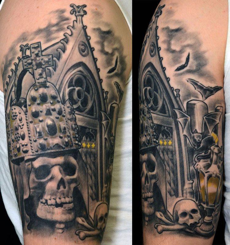 Oberarm-Tattoo: Totenschädel in gotischer Kathedrale, Black and Grey