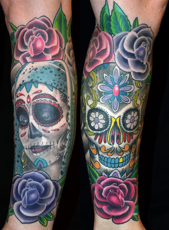 Farbiges Beintattoo: zwei Sugar Skulls im Día-de-los-Muertos-Stil